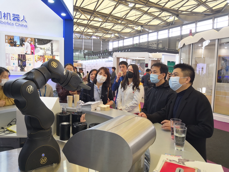 考察組在上海國際酒店工程設(shè)計與用品博覽會參觀酒店機(jī)器人.jpg