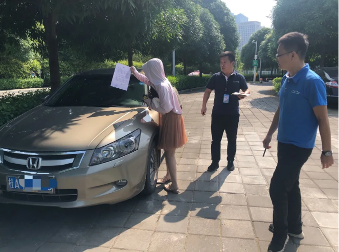 物業(yè)部對亂停放車輛車主進行勸導(dǎo).png