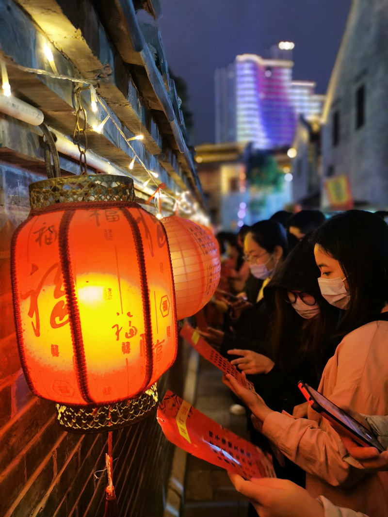 游客參與猜燈謎活動(dòng)，在文化氛圍中歡度愉悅的元宵佳節(jié)_副本.jpg