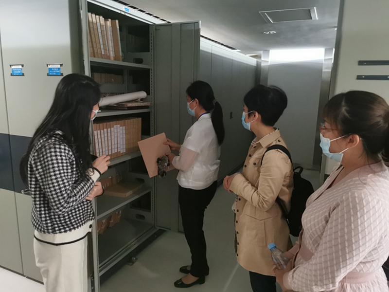 2、參觀大唐公司檔案庫房.jpg